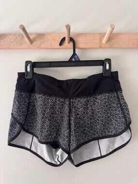 Lululemon Speed Up Short Size 4 Freckle Flower Black/White 2.5"
